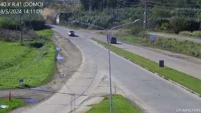 Camionero calculó mal y reventó el puente del Ferrocarril Belgrano que atraviesa la ruta provincial 41
