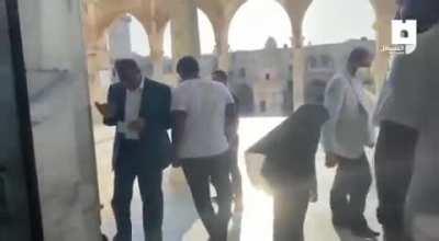 Palestinian man verbally abusing Emiratis in a Mosque in Palestine