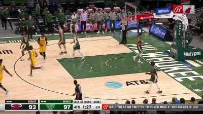 [Highlight] Ariza cuts the lead to 1 with a three (Lurker5719263845)