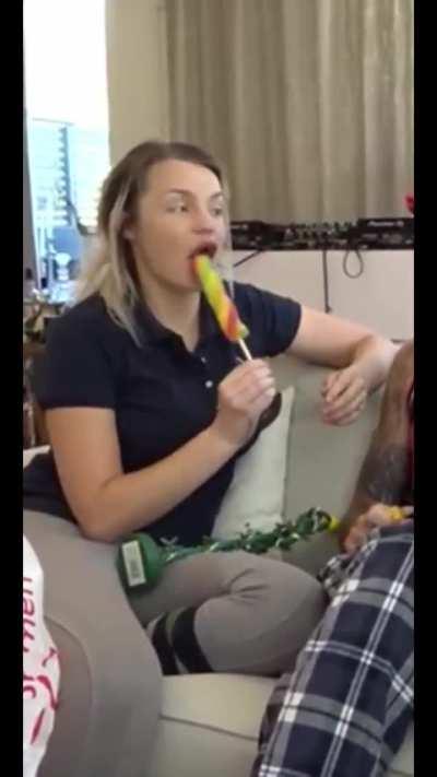 Jonna suger av en glass