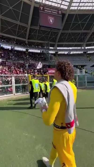 Salernitana fans chanting and clapping for Memo Ochoa 