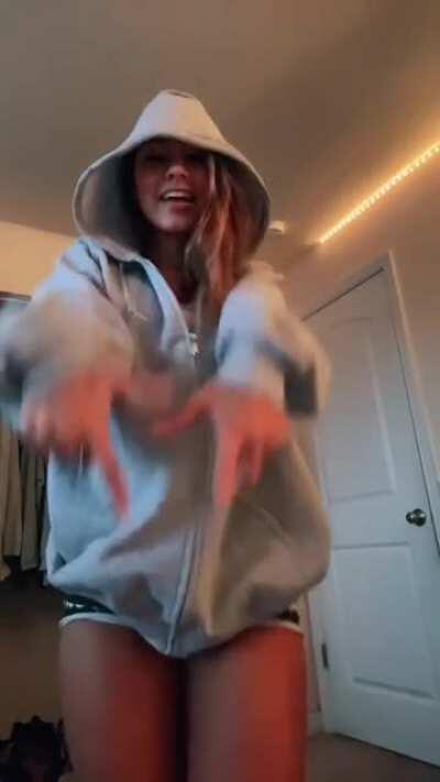 @celesteseghetti // Age: 18 // That thang THANGIN’ 😳🎂