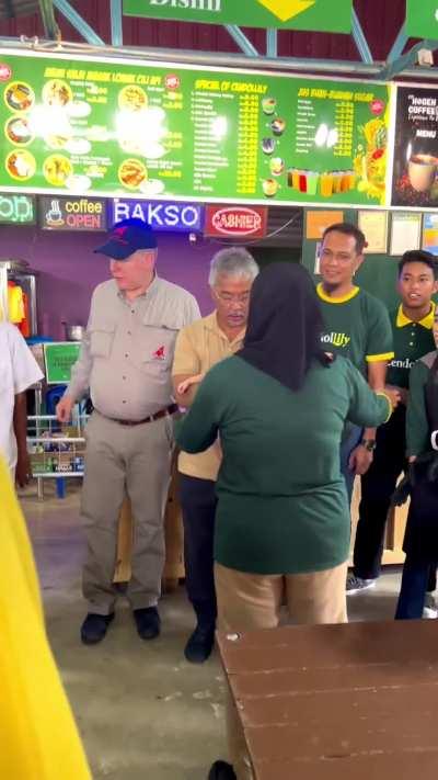 Agong brought Prince Albert II, Prince of Monaco to eat cendol at Lanchang, Pahang
