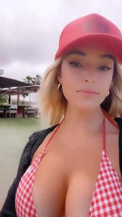 Kayla Simmons (@kaylasimmmons)