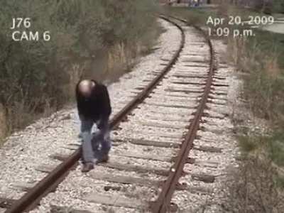 Hombre es atropellado por un tren (gore)