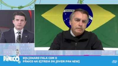 Bolsonaro abandona entrevista para ir chorar no banho ao vivo!!!