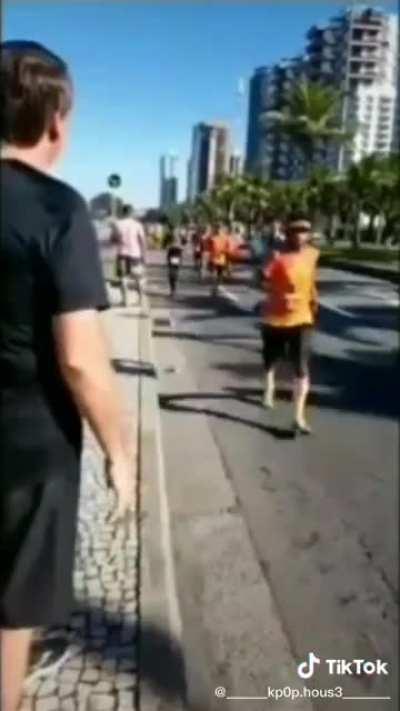 Povo mostrando seu amor ao grande líder