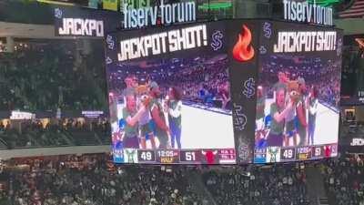 [Highlight] Bucks fan hits the halfcourt shot on his final attempt to win 10.000$]