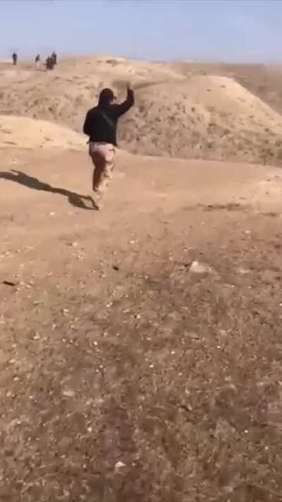 Iraqi soldiers have a shootout with ISIS