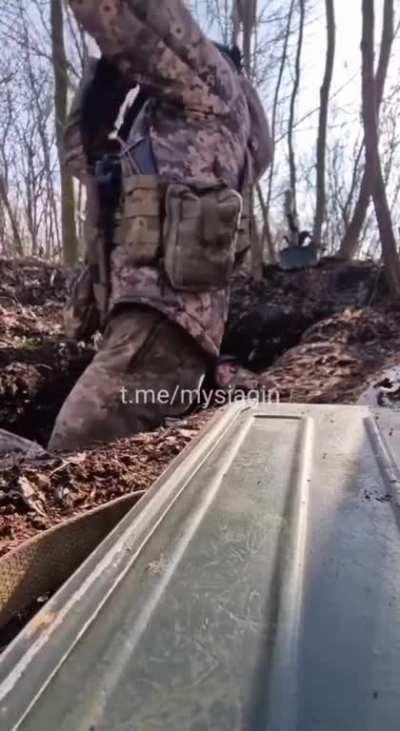 Ukrainian soldiers shooting down a Russian Mavic drone flying low over their position