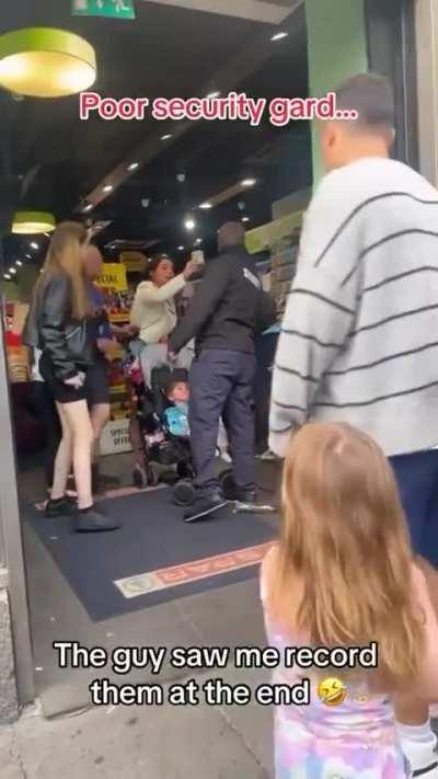 Family destroys a grocery store and assaults the security guard