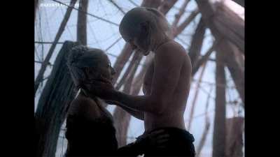 If the Episode 7 beach scene of Daemon and Rhaenyra was more brightly lit 👇