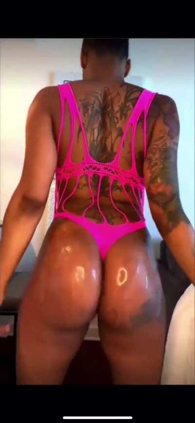 mizztwerksum oily ass