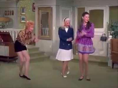 Lucille Ball dances -the Charleston- with life-long friend Ginger Rogers and Lucy's daughter Lucie Arnaz, in 1971.