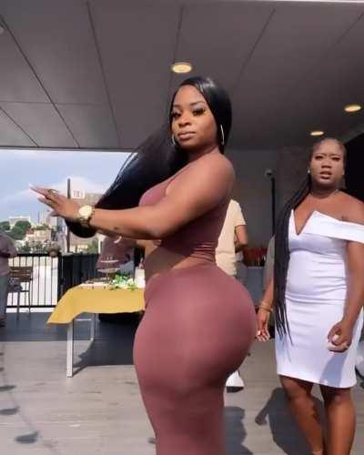 Man I love it when they fill up a dress like this 😍