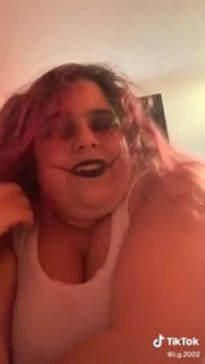 The type of girl that posts these Joker x Harley Quinn images on Facebook