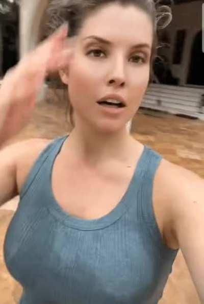 Popular model's real face shows up for 1/2 second?