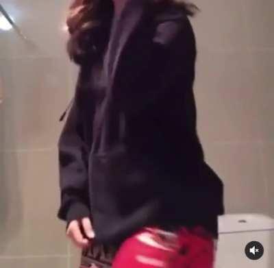 anyone know this chick 🙄😂