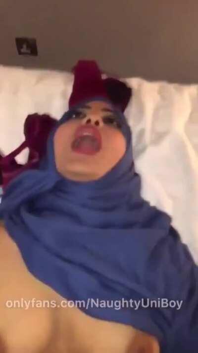 UK hijabi desi hottie!!! 😋😋😋