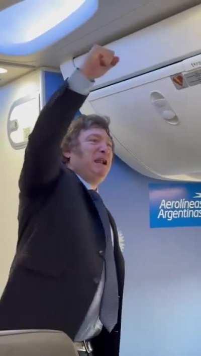 Milei viajando en Aerolineas Argentinas a Mar del Plata como cualquier persona