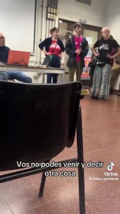 Estudiantes de la toma exigen a compa&ntilde;eros que est&aacute;n en clases que se retiren: "Esto no es una discusi&oacute;n"