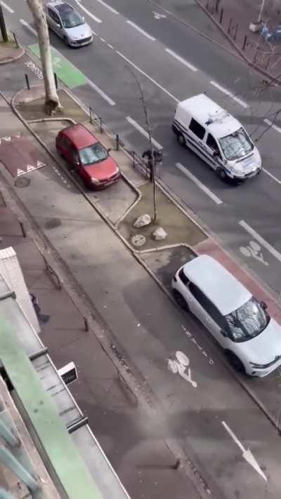 Woman throws a high heel at and breaks a police car’s window before getting arrested 