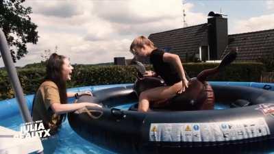Bull riding im Pool… aus ihrer TVNow Doku