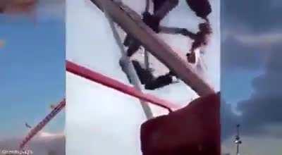 Seats break off Carnival Ride