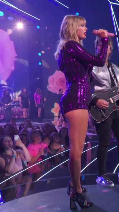 Just the sight of Taylor and I'm instantly hard, couldn't help it even if I wanted to