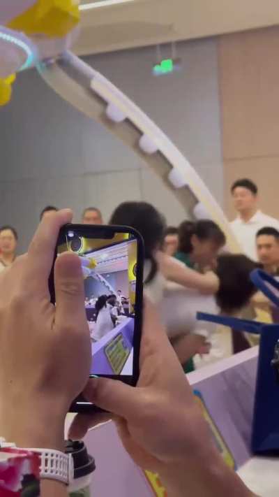 宝妈商场内打架互撕 把孩子都给吓哭了，影响不好…