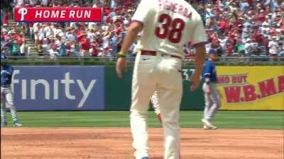 [Highlight] Kyle Schwarber goes dead center to put the Phillies on top in the 2nd