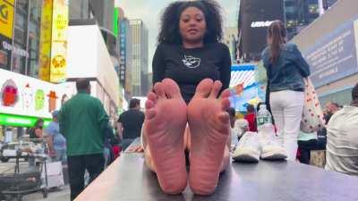 Ebony woman Shows off her soles n toes in Times 🎉 Square 👀