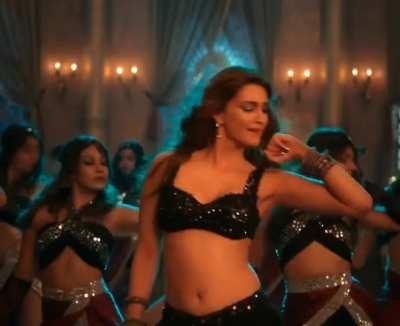 Kothe ki Kutiya RAAND is what Kriti Sanon is called after this video, and she actually owns this name with her slut show
