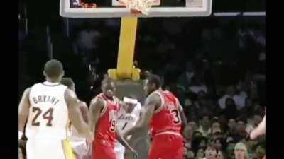 [Highlight] Smush Parker dunks on 2-time reigning DPOY Ben Wallace (2006)