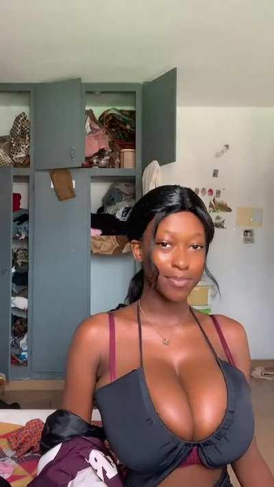 Its just a tiktok video but damn, she's 🔥🔥