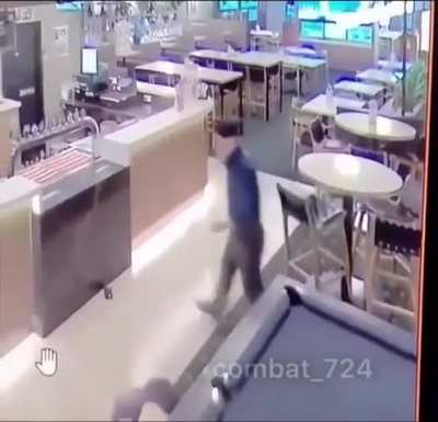 Restaurant worker uses boxing skills and swiftly drops violent customer