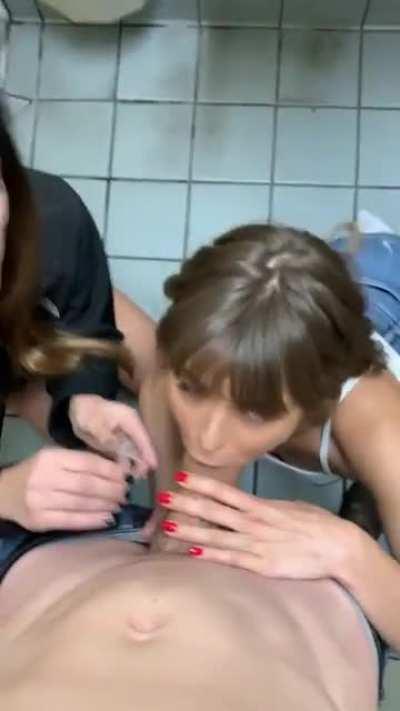 Two Hotties giving a Double BJ