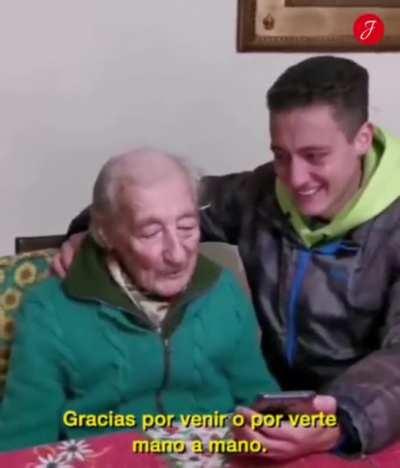 Oh diablos, parece que ha empezado a llover. No se si ya lo habian subido pero es un lindo video