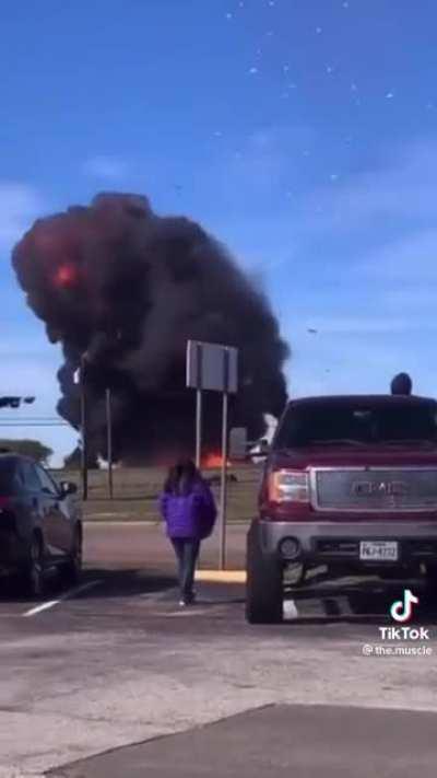 6 dead after two planes collide mid-air at Dallas Executive Airport