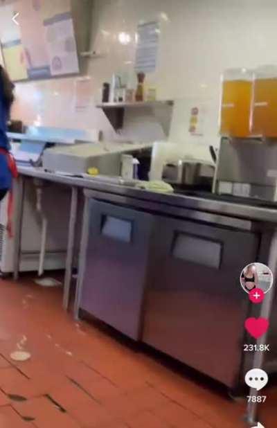 Grown man yelling at and assaulting a teenage girl over a smoothie