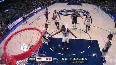 [Highlight] Tim Hardaway Jr. squeaks his shoe before Kyle Lowry shoots his free throw, pumps his fist and walks away after the miss