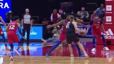 [Highlight] Olynyk goes through Embiid's legs for the assist