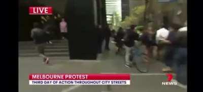 The absolute state of Australia. Man nearly gets arrested for carrying a protest sign and telling everyone that families are starving. Doughnut eating copper couldn’t catch him though 😂