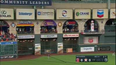 [Highlight] [Highlight] Altuve crushes the ball 435 feet for a leadoff homer!