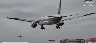 Insane Singapore 777 landing in Heathrow during storm Eunice [Credits : Big Jet TV]