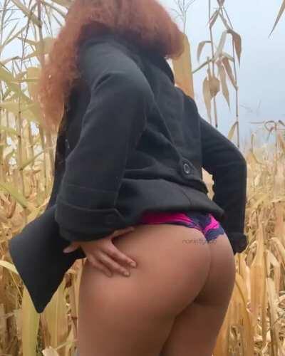 a little booty flash in public💦