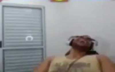 muca timido conversando com uma mina. chat: