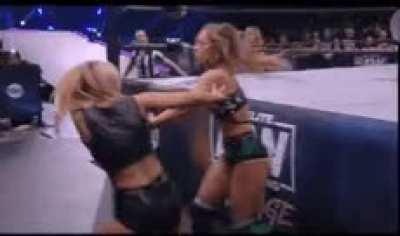 Poor pretty Anna Jay gets pummeled outside the ring by the evil Bunny!!!🤯