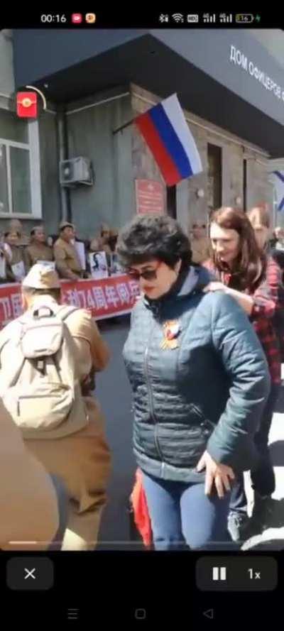 一群中国人，不远千里，穿上别国的军服，庆祝别国的胜利，这是什么吃里扒外的精神？