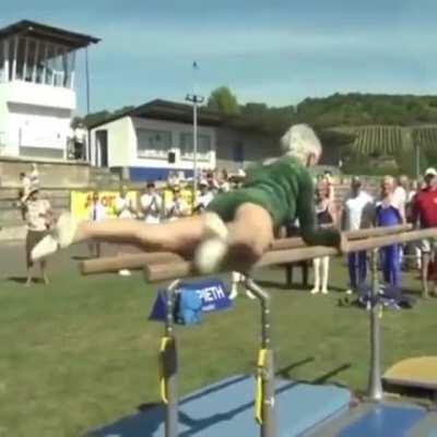 This granny in her 90s is a perfect example of how age is just a number. Source: @rdwnomr on IG